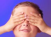 niños tapan ojos para esconderse