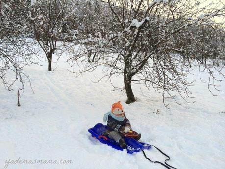 niño en trineo