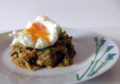 Tagarninas esparragadas con almendras y huevo poché