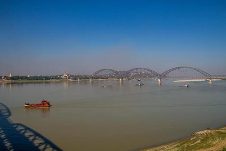 El puente sobre el ayeyarwady junto a Sagaing El puente sobre el ayeyarwady junto a Sagaing