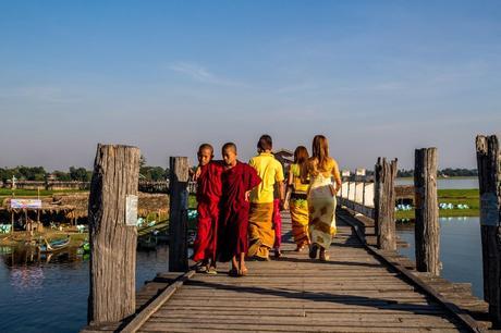Sobre el puente de Amarapura Sobre el puente de Amarapura