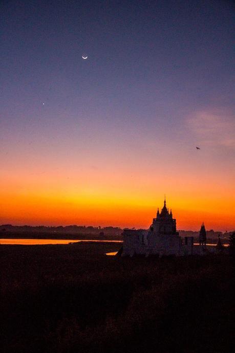 La noche se cierne sobre Amarapura La noche se cierne sobre Amarapura