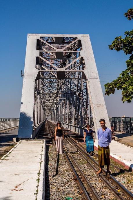 Con Artiq y Amy, a punto de cruzar el puente en nuestra moto Con Artiq y Amy, a punto de cruzar el puente en nuestra moto