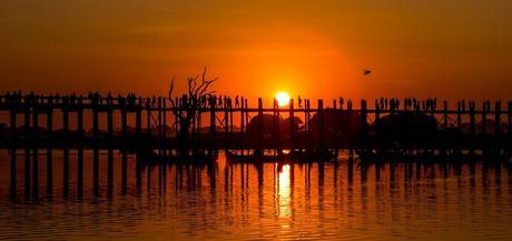 Figuritas sobre el puente frente al sol, Amarapura Figuritas sobre el puente frente al sol, Amarapura