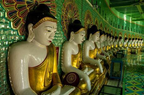 Budas en la cima de la colina de Sagaing Budas en la cima de la colina de Sagaing