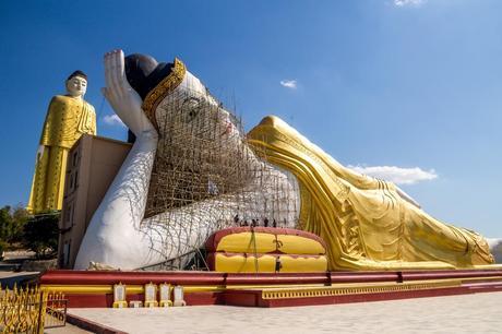 El Buda reclinado tampoco se queda atrás... Los de prevención de riesgos laborales morirían de infarto con el andamio El Buda reclinado tampoco se queda atrás... Los de prevención de riesgos laborales morirían de infarto con el andamio