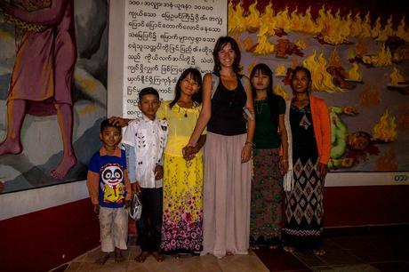 Carol con una familia de birmanos, dentro del Buda Carol con una familia de birmanos, dentro del Buda