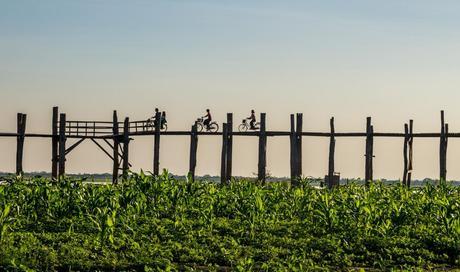 Paseos sobre el puente de Amarapura, alrededores de Mandalay Paseos sobre el puente de Amarapura, alrededores de Mandalay