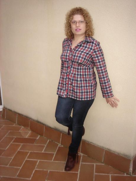 UNA CAMISA DE CUADROS