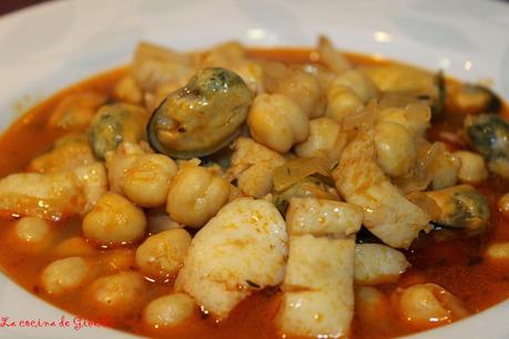 Garbanzos con mejillones y merluza