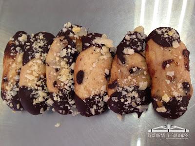 galletas crujientes con chocolate y almendra