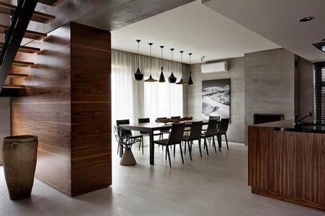 Casa Minimalista con Revestimientos de Nogal