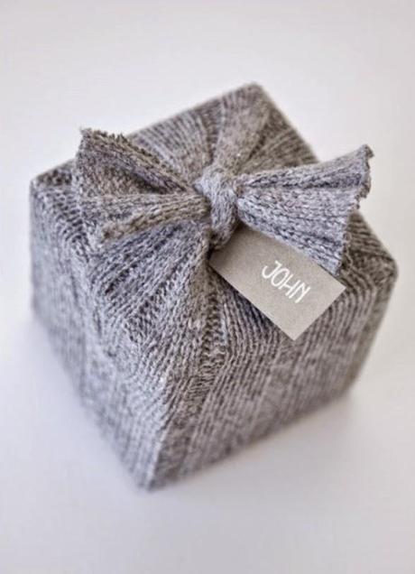 ENVOLVER REGALOS CON PRENDAS DE VESTIR