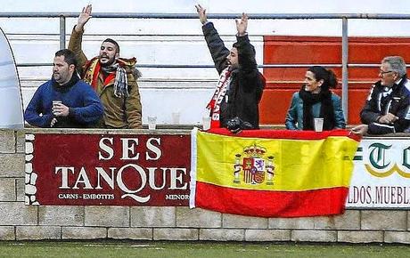 Alfonso Carballal, un árbitro gallego en Mallorca manda retirar bandera de España y recibe cánticos fascistas (Mercadal- Montuïri)