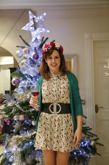 Corona de flores para una fiesta de Navidad Corona de flores para una fiesta de Navidad