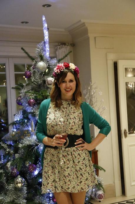 Corona de flores para una fiesta de Navidad Corona de flores para una fiesta de Navidad