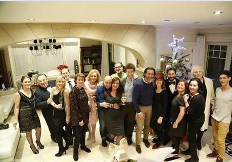 Corona de flores para una fiesta de Navidad Corona de flores para una fiesta de Navidad