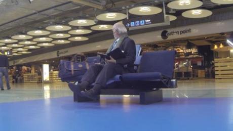 KLM gasta una broma con cámara oculta a los pasajeros de la T4 de Madrid