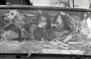 Cuatro niñas miran desde el interior de una furgoneta destrozada en Sarajevo (Bosnia-Herzegovina), marzo de 1994