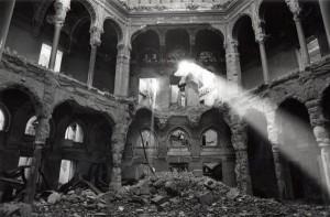 Biblioteca destrozada por una bomba incendiria, Sarajevo (Bosnia-Herzegovina), julio de 1993