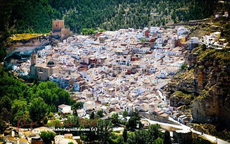 Alcalá del Júcar y sus 1527 ventanas, o más.