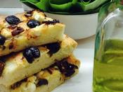 Focaccia queso feta aceitunas negras.