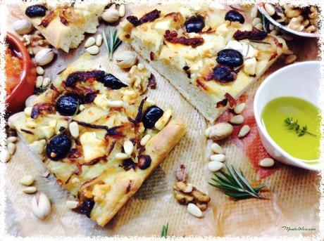 Focaccia de queso feta con aceitunas negras. Focaccia de queso feta con aceitunas negras.