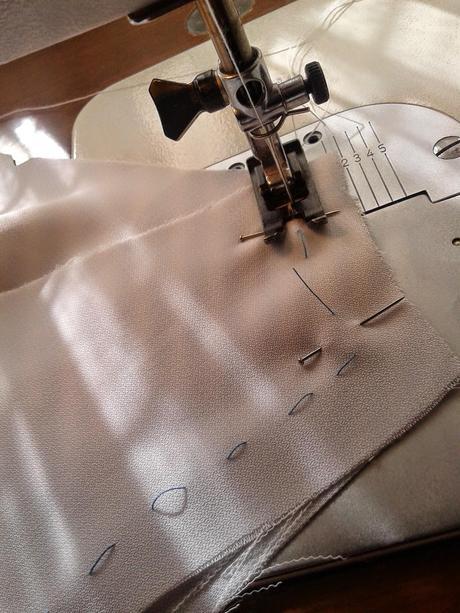 cortar y coser el top asimétrico con fuelle-tema 76 patronycostura.blogspot.com