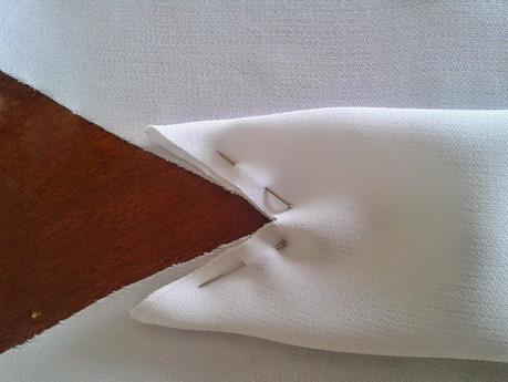 Cosemos unos 10 cm el fuelle y asentamos por el revés de este modo patronycostura.blogspot.com