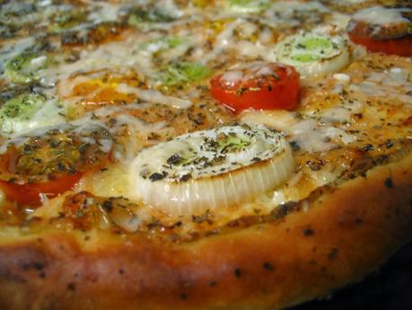 PIZZA DE TOMATES CHERRY, CEBOLLETA Y PARMESANO.