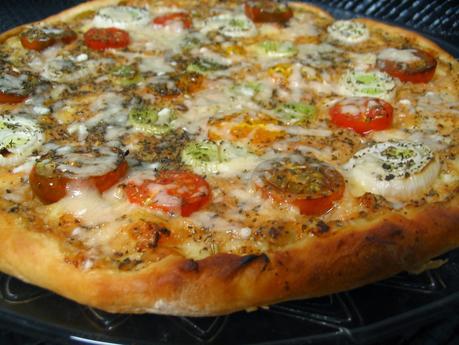 PIZZA DE TOMATES CHERRY, CEBOLLETA Y PARMESANO.