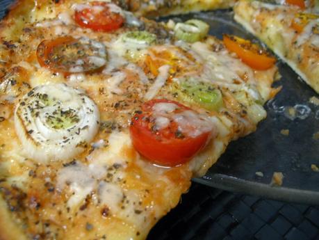 PIZZA DE TOMATES CHERRY, CEBOLLETA Y PARMESANO.