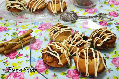 Bocaditos de canela y uvas pasas con glaseado de queso crema