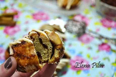 Bocaditos de canela y uvas pasas con glaseado de queso crema