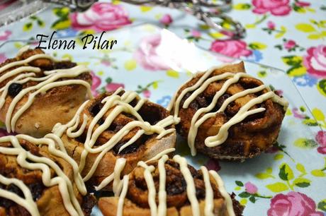 Bocaditos de canela y uvas pasas con glaseado de queso crema