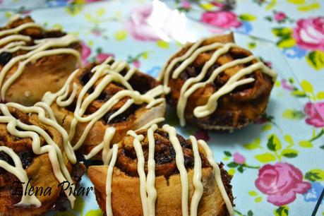 Bocaditos de canela y uvas pasas con glaseado de queso crema