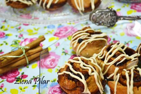 Bocaditos de canela y uvas pasas con glaseado de queso crema