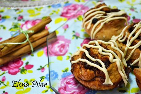 Bocaditos de canela y uvas pasas con glaseado de queso crema