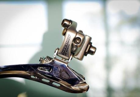 El desviador delantero se puede montar y desmontar fácilmente, pero debe de tenerse mayor precisión para su ajuste.