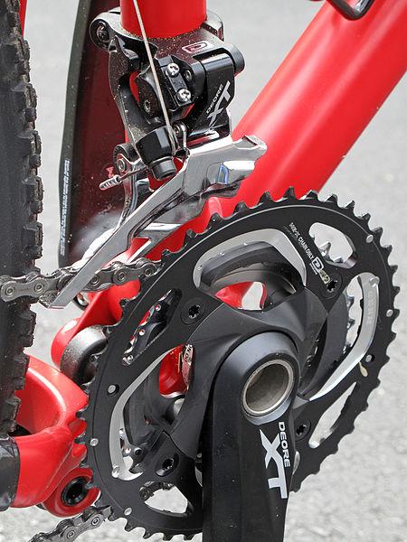 La distancia del desviador delantero en relación con los dientes del disco grande no debe ser menor a 1mm o superior a 3mm. 