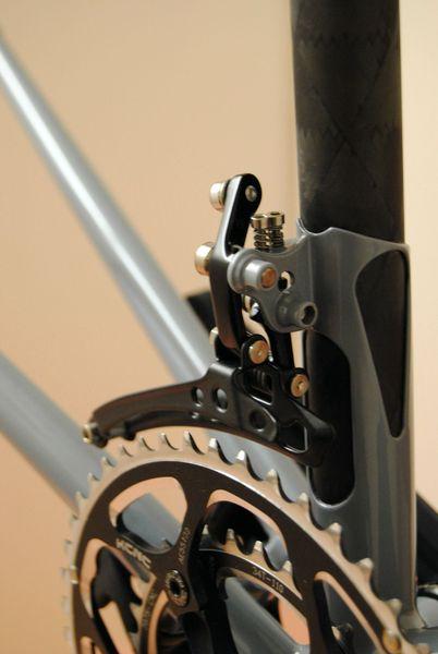 Para la liberación y apriete del desviador delantero al cuadro de la bicicleta sólo gira el tornillo que aprieta la abrazadera. 