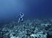 Espectacular video Freediver Guillaume Nery volando través rápidas corrientes oceánicas Tahiti