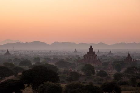 El paisaje repleto de brumas en Bagan