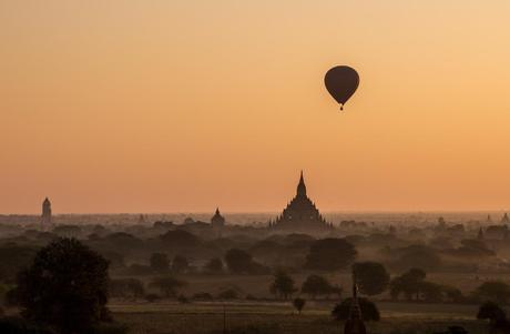 Los primeros globos recortan el cielo mañanero de Bagan