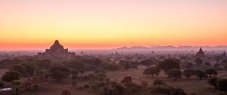 Panorámica del amanecer en Bagan