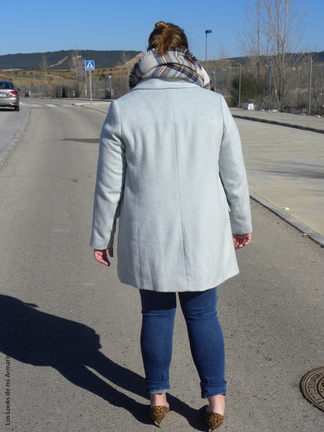 http://www.loslooksdemiarmario.com/2015/02/pastel-blue-coat-outfit.html