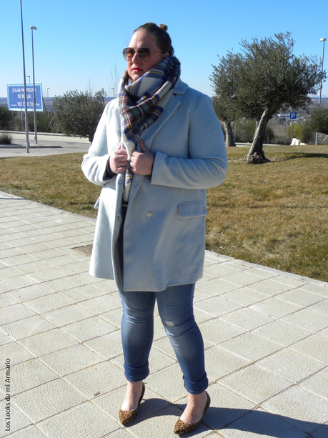 http://www.loslooksdemiarmario.com/2015/02/pastel-blue-coat-outfit.html