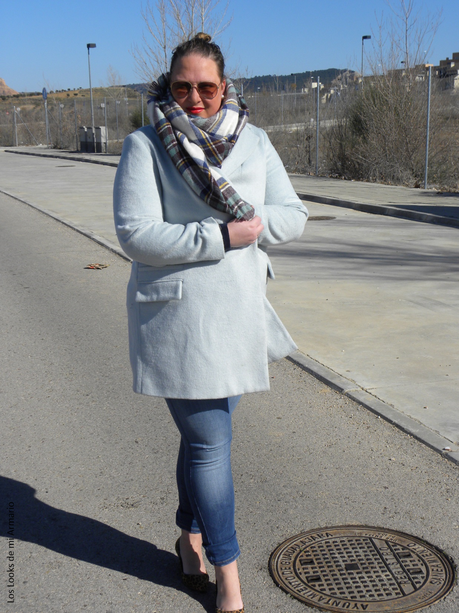 http://www.loslooksdemiarmario.com/2015/02/pastel-blue-coat-outfit.html