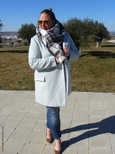 http://www.loslooksdemiarmario.com/2015/02/pastel-blue-coat-outfit.html