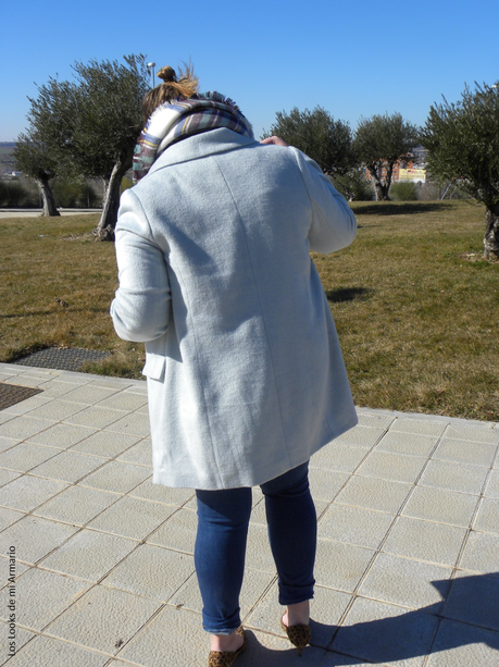 http://www.loslooksdemiarmario.com/2015/02/pastel-blue-coat-outfit.html